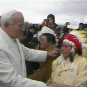 Le pape Jean-Paul II lors de sa visite à Fort Simpson, dans les Territoires du Nord-Ouest, en 1987.
