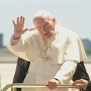 Le Pape Jean-Paul II saluant la foule réunie sur le tarmac de la piste de l'aéroport Pearson, à Toronto