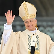 Le pape Léon 14 salue la foule.
