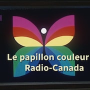 Papillon couleur de Radio-Canada dans une télévision et infographie ICI LES ARCHIVES.