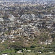 Des formations rocheuses du parc provincial Dinosaur, vues des airs.