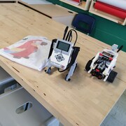 Des robots sur une table 
