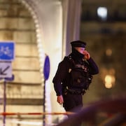 Un policier devant l'accès au pont Bir-Hakeim à Paris. 