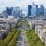 Vue du secteur financier de Paris dans lequel se trouve plusieurs gratte-ciel.