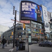publicité au centre-ville de Toronto pour une application de paris sportifs.