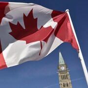 Le drapeau canadien sur la colline du Parlement, à Ottawa.