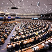 Des centaines d'élus rassemblés en plénière dans une vaste salle du Parlement européen.