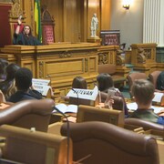 Les jeunes de l'Association jeunesse fransaskoise dans l'Assemblée législative de la Saskatchewan le 8 décembre 2018.
