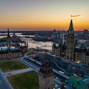 Le parlement d'Ottawa en soirée.
