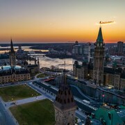 Le parlement d'Ottawa en soirée.