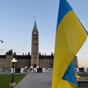 Un drapeau ukrainien devant le Parlement d'Ottawa.