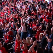 Une foule saute.