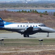 Un avion du transporteur aérien Pascan est sur le tarmac de l'aéroport des Îles-de-la-Madeleine. 