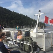 Des passagers d'un traversier de BC Ferries qui contemplent le paysage