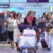 Des passagers à leur sortie d'avion à l'aéroport Montréal-Trudeau