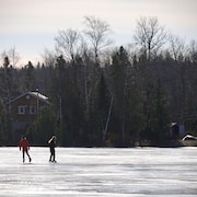 Des jeunes patinent sur le Grand lac des Sept Lacs à Saint-Donat-de-Rimouski.
