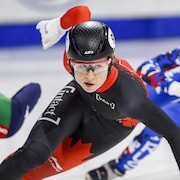 La patineuse Claudia Gagnon effectue un virage.