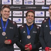 Le trio Jake Weidemann, Antoine Gélinas-Beaulieu et Max Halyk qui a remporté l'argent à la poursuite par équipe aux Championnats des quatre continents de patinage de vitesse.