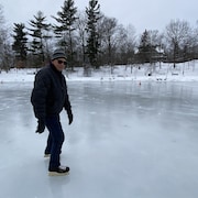 Un homme patine sur la glace fraîchement prête. 