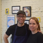 Patrice Demers et Marie-Josée Beaudoin dans un restaurant.