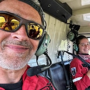 Patrice Godin prend un égoportrait à bord d'un hélicoptère de la SOPFEU.