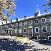 Un tr&egrave;s long b&acirc;timent de trois &eacute;tages de forme rectangulaire, mais qui compte cinq &eacute;tages au bout.