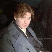 Photo de Paul Bernardo à bord d'une voiture.