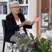 Pauline Marois en entrevue assise sur une chaise