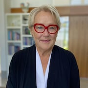 Le visage de Pauline Marois dans une maison.
