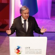 Le secrétaire général des Nations Unies (ONU), Antonio Guterres, derrière un lutrin.