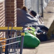 Des personnes sans-abri dans les rues de Saskatoon, en Saskatchewan, le 2 avril 2024.