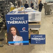 Des piles de pancartes de la candidate désignée du parti conservateur pour Québec-Centre.