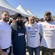 Des hommes photographiés au Stampede.