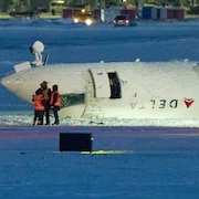 Un avion renversé sur le dos.