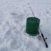 une canne à pêche et un trou dans la glace.