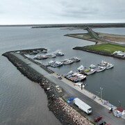 Une photo de drone du quai de Miscou, où les bateaux sont à quai. 