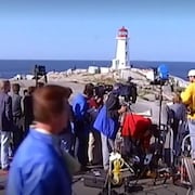 Des journalistes près d'un phare, à Peggy's Cove en 1998.