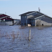 Des maisons partiellement submergées par les eaux dans la Première Nation de Peguis. 