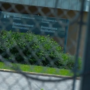 La façade d'un des bâtiments du pénitencier de Donnacona.