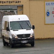 Une Caravan Mercedes sort d'un pénitencier. 