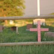 Certaines des tombes près de l'ancien pensionnat pour Autochtones de Marieval, en Saskatchewan.