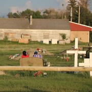 La veillée aux chandelles organisée par la Première Nation Cowessess sur le site de l'ancien pensionnat pour Autochtones de Marieval, en Saskatchewan, le 26 juin 2021.
