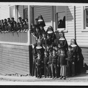 Photo d'enfants et de sœurs catholiques devant le pensionnat pour Autochtones St Paul à North Vancouver.