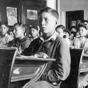 Une photo d'archive des élèves des pensionnats pour Autochtones dans une salle de classe.