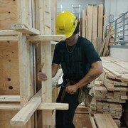 Un étudiant de l’École des métiers et occupations de l’industrie de la construction de Québec construit un coffrage.