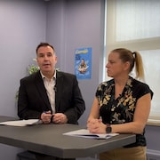 Patrice Boivin et Nadia Tremblay parlent derrière une table.