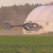 Un hélicoptère de la SQ en plein atterrissage sans un champ en Montérégie.