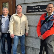 Les trois chefs du regroupement Petapan devant l'édifice Honoré-Mercier, à Québec.