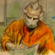 Peter Nygard prend des notes lors de sa comparution le 14 janvier 2022.