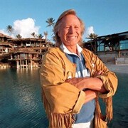 Peter Nygard devant une maison.